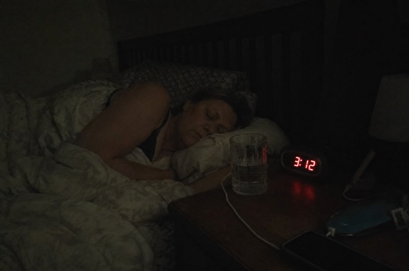 Chambre à coucher sombre à 3h12 du matin
